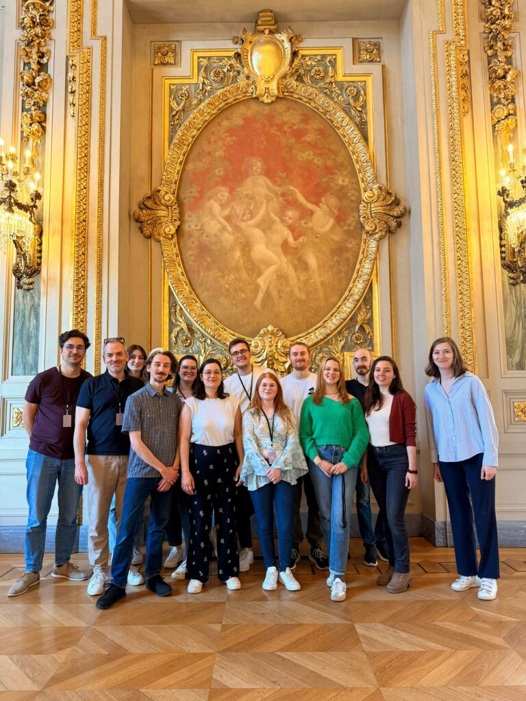 Photo de groupe de l'équipe artistique de Clameurs - Carmen revisitée, dans un salon doré de l'Opéra de Lille.