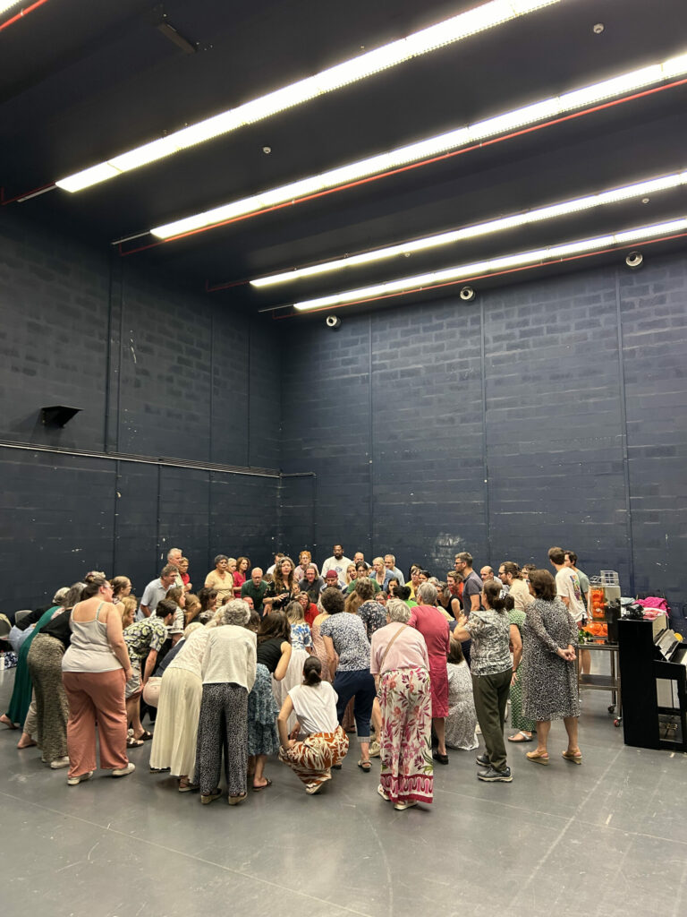 Un atelier collectif de Clameurs - Carmen revisitée réunit un large groupe de participants dans une salle de répétition.