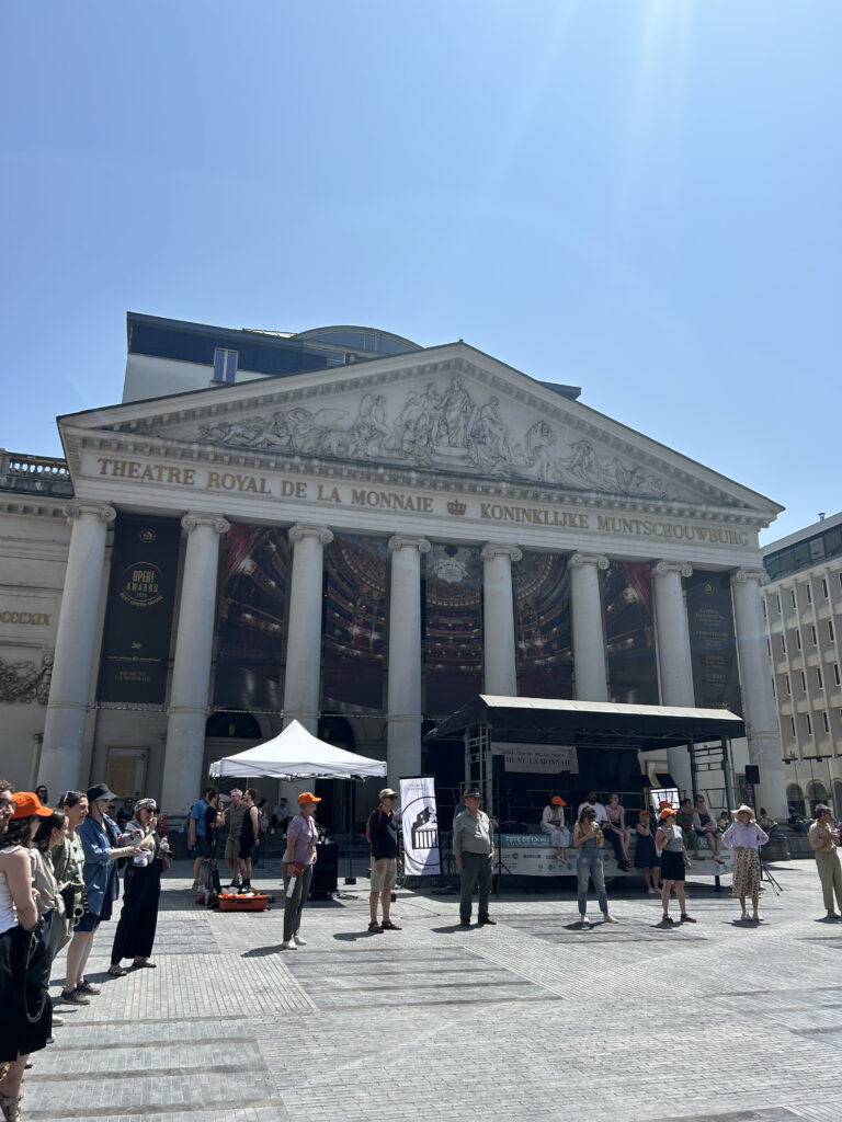 La façade du Théâtre Royal de la Monnaie à Bruxelles, où se déroule une animation extérieure de Clameurs - Carmen revisitée.